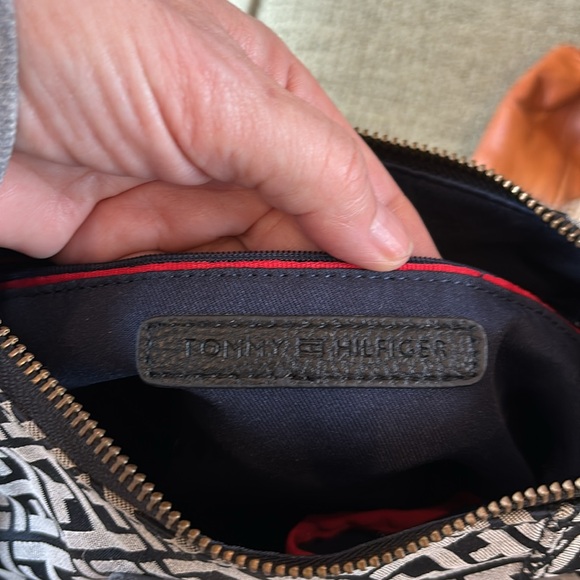Tommy Hilfiger Signature Black/Tan Logo Purse Leather and Gold Chain Accents - Picture 6 of 6